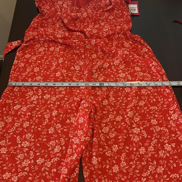 VINCE CAMUTO Fiery Red Island Oasis Flutter Sleeve Floral Cropped Jumpsuit - Picture 9 of 14